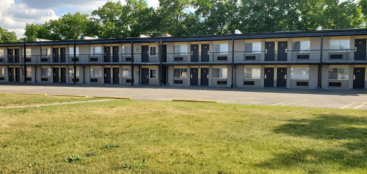 Travelodge By Wyndham Livonia Canton Novi Detroit Area Exterior foto