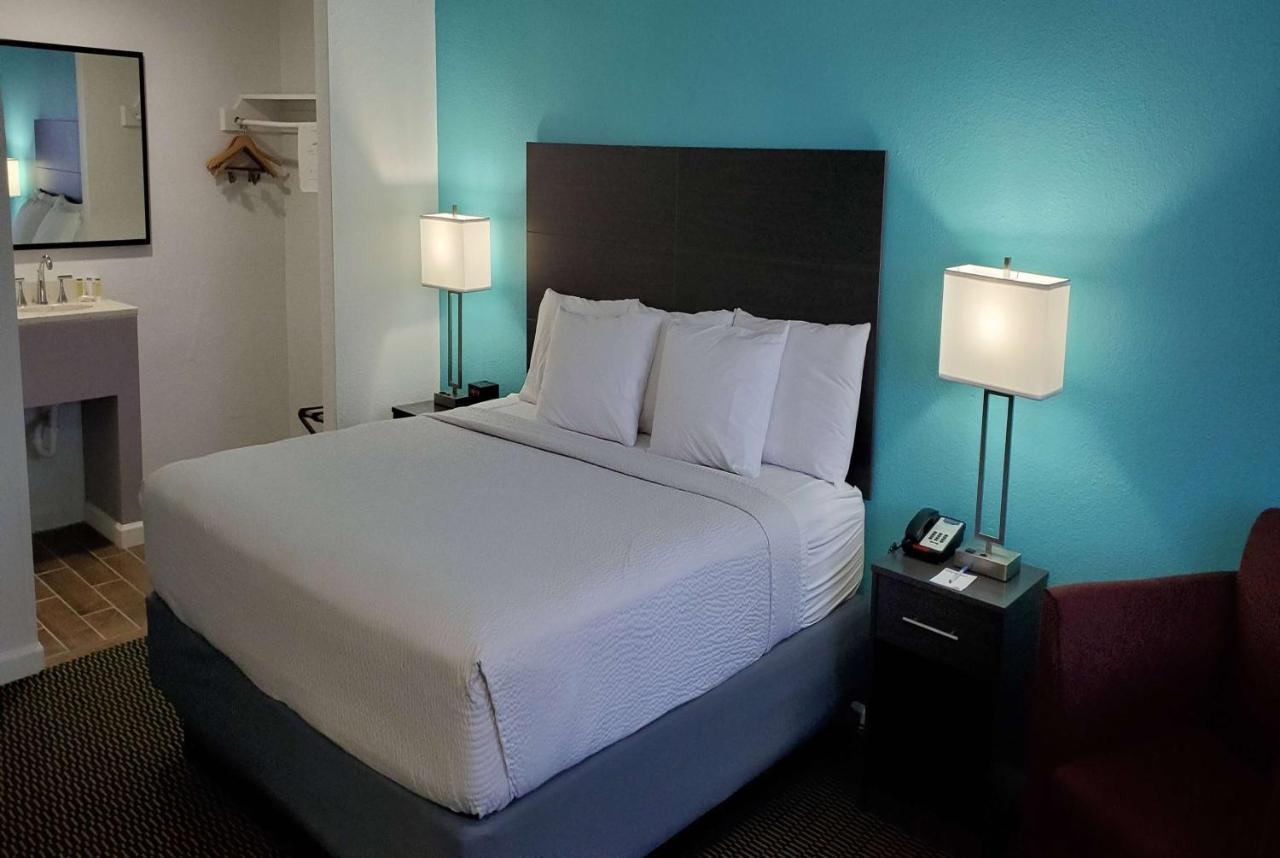 Travelodge By Wyndham Livonia Canton Novi Detroit Area Exterior foto